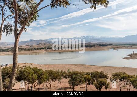 Schöne Takerkoust See und Atlas Gebirge südlich von Marrakesch, Marokko Stockfoto