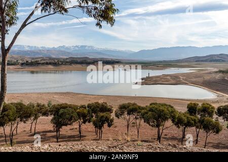 Schöne Takerkoust See und Atlas Gebirge südlich von Marrakesch, Marokko Stockfoto