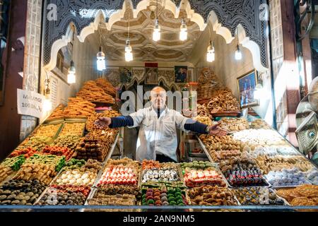 Marrakesch, Marokko - Januar 7,2020: der Mann, der sein Geschäft mit köstlichen baklavas in der alten Stadt von Marrakesch entfernt Stockfoto