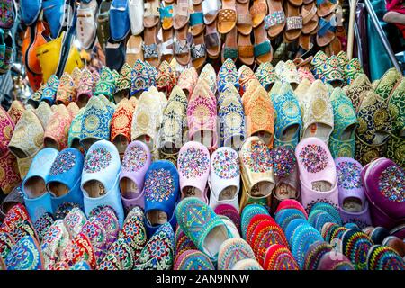 Bunte Hausschuhe in der Altstadt von Marrakesch, Marokko, Nordafrika verkauft Stockfoto