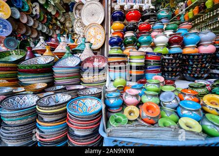 Bunte Keramik Schalen in der Altstadt von Marrakesch, Marokko, Afrika verkauft. Stockfoto