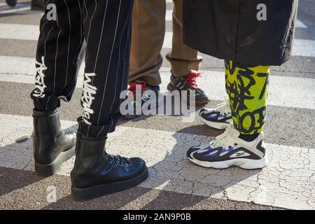 Mailand, Italien - Januar 12, 2019: Männer mit schwarzen Leder Stiefel und Turnschuhe, bevor Salvatore Ferragamo fashion show, Mailand Fashion Week street style Stockfoto