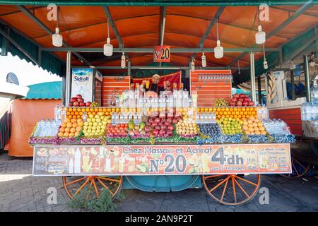 Marrakesch, Marokko - Januar 7, 2020: Street Hersteller von köstlichen Säften in Markt stand in alten Stockfoto