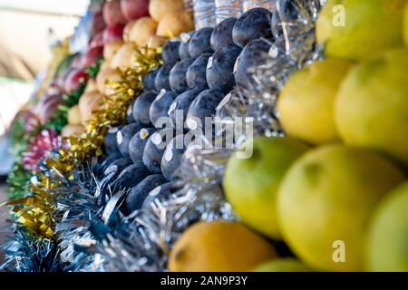 | Pflaume unter Vielfalt der Früchte auf dem Markt stand in Marrakesch, Marokko Stockfoto