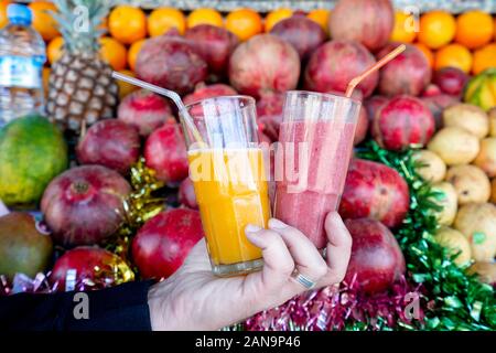 Gemischter Fruchtsaft und frischem Orangensaft auf Obst Hintergrund in der Open-air-Markt in Marrakesch, Marokko verkauft Stockfoto