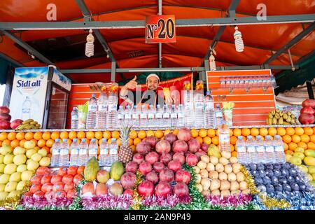 Marrakesch, Marokko - Januar 7, 2020: Street Hersteller von köstlichen Säften in Markt stand in alten Stockfoto