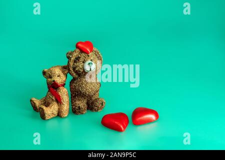 Tragen Spielzeuge mit Herzen auf Aqua menthe Farbe Hintergrund, Liebe Valentinstag Konzept Stockfoto