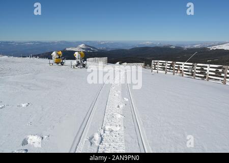 Snowmobile Trail im frischen Schnee, Schnee hölzernen Zaun im Hintergrund Kanonen und einige Berggipfel in der Ferne, Mt. Kopaonik, Serbien Stockfoto