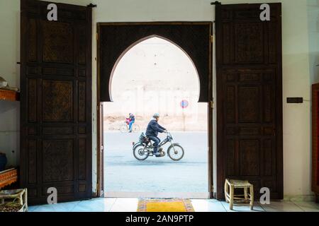 Motorbiker auf der Straße von Marrakesch durch arabische Tor Stockfoto