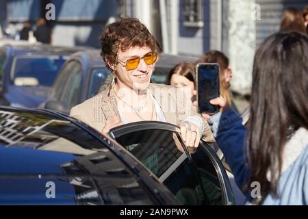 Mailand, Italien - Januar 12, 2019: Sänger Irama vor Etro fashion show, Mailand Fashion Week street style Stockfoto