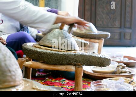 Traditionelle Herstellung von Arganöl in Marrakesch, Marokko Stockfoto