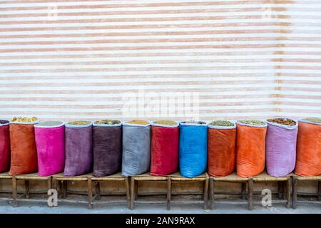 Vielfalt der Gewürze in bunten Taschen am arabischen Markt in Marrakesch, Marokko, Nordafrika Stockfoto