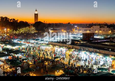 Marktplatz in Marrakesch genannt Jamma El Fna mit viele Menschen am Abend, Maroko Stockfoto