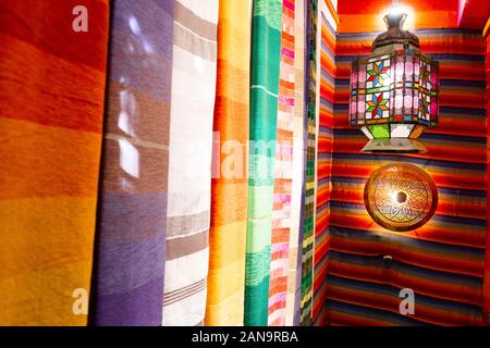 Berber Teppiche und arabische Lampe in Marrakesch, Marokko Stockfoto