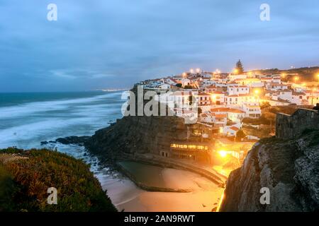 Schönen Dorf an der Küste mit Meerblick und Pool bei kaltem Wetter, Azenhas do Mar, Portugal Stockfoto