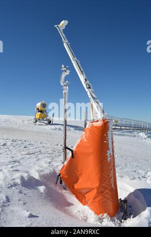 Beginn der Skipisten mit Rampe, hohen Holzzaun, Schneekanone und meteorologische Windmesser montiert auf der Rampe, vertikale Ausrichtung, Kopaonik, S Stockfoto