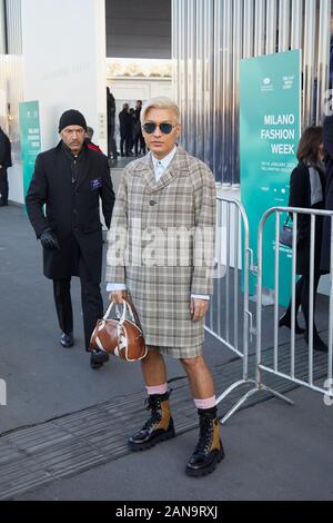 Mann Mit Braunem Louis Vuitton Rucksack Und Schwarzer Aufgefüllter Jacke  Frankie Morellenmodeschau Vor Redaktionelles Stockfotografie - Bild von  elegant, hand: 194298922