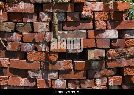 Eine Erfassung von einigen alten Ziegel durch meine Großväter alte Auto Maintenance Garage in Dunnegan, Missouri gestapelt. Ein Ziegelstein Baumaterial Wände. Stockfoto