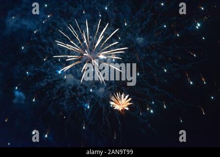 Schönen blauen Feuerwerk, mit Rauch, vor dem Hintergrund des Nachthimmels. Stockfoto