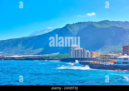 Los Silos Stadt an der Nordküste von Teneriffa und schneebedeckten Teide im Hintergrund, die Kanarischen Inseln, Spanien Stockfoto