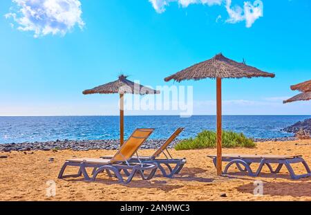 Strand mit Sonnenschirmen und Liegen am Meer auf der sonnigen Sommertag Stockfoto