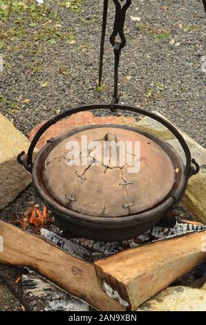 Vorbereiten der Gulasch in einem cettle mit Ton auf einem offenen Feuer Stockfoto