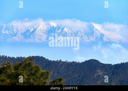 Fernblick auf den schneebedeckten indischen Himalaya um das Nanda Devi Reservat von "Zero Point" in der Binsar-Region Uttarakhand Nordindien Stockfoto