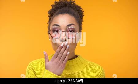 Überrascht hübsche Frau, Mund, Hand, schockierenden Nachrichten, Geste beenden, Geheimnis Stockfoto