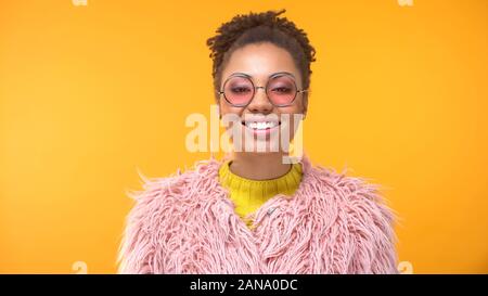 Freudige Afro-amerikanische Frauen im Trend Kleidung lächelnd auf Kamera, modernes Outfit Stockfoto