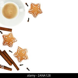 Ingwer cookies, Tasse Kaffee und duftende Weihnachten Gewürze isolayted auf weißem Hintergrund. Ansicht von oben. Flach. Stockfoto