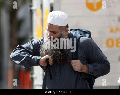 Abu Qatada unter elektronischen Tag Überwachung für einen Spaziergang mit seiner Frau in der Nähe von seinem Haus in Acton. Seine Einschränkungen erlauben nur ihm seine Heimat in der Zeit zwischen 2 Uhr und 16.00 Uhr zu verlassen. Stockfoto