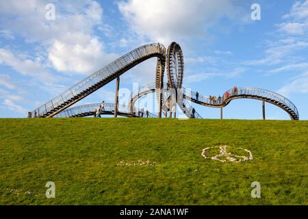 Tiger und Schildkröte - Magic Mountain, eine Kunst, Installation und Wahrzeichen in Angerpark, Duisburg, Deutschland Stockfoto