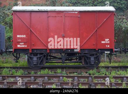 Neu restaurierten Güterwagen auf der Hafenassistent Bahn durch Bristol Schwimmenden Hafen UK Stockfoto