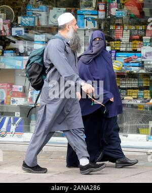 Abu Qatada unter elektronischen Tag Überwachung für einen Spaziergang mit seiner Frau in der Nähe von seinem Haus in Acton. Seine Einschränkungen erlauben nur ihm seine Heimat in der Zeit zwischen 2 Uhr und 4 Uhr täglich zu verlassen. Stockfoto