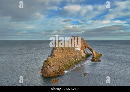 Bogen GEIGE ROCK PORTKNOCKIE Moray in Schottland JANUAR VORMITTAG IM WINTER EINE RUHIGE SEE UND FLUT Stockfoto