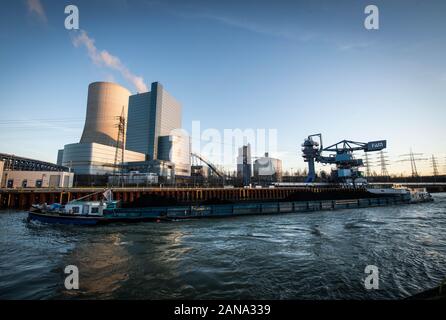 Dattel, Deutschland. 16 Jan, 2020. Ein Schiff mit Kohle übergibt die Uniper Kohlekraftwerk Datten 4 auf dem Dortmund-Ems-Kanal geladen. In der Nacht vom 16. Januar 2020, die Bundesregierung, die die Kohle produzierenden Staaten und die Kraftwerksbetreiber zu einer Einigung bei ihren Verhandlungen über den Zeitplan für den Ausstieg aus der Kohle in Deutschland. Es wurde beschlossen, dass die Energieunternehmen Uniper erlaubt würde der Kommission die umstrittene Steinkohle, Kraftwerk Datteln 4. Quelle: Bernd Thissen/dpa/Alamy leben Nachrichten Stockfoto