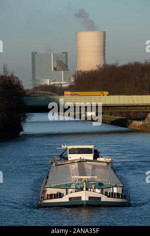 Dattel, Deutschland. 16 Jan, 2020. Die Uniper Kohlekraftwerk Datteln 4 hinter einem Schiff auf dem Rhein-Herne-Kanal gesehen werden kann. In der Nacht vom 16. Januar 2020, die Bundesregierung, die die Kohle produzierenden Staaten und die Kraftwerksbetreiber zu einer Einigung bei ihren Verhandlungen über den Zeitplan für den Ausstieg aus der Kohle in Deutschland. Es wurde beschlossen, dass die Energieunternehmen Uniper erlaubt würde der Kommission die umstrittene Steinkohle, Kraftwerk Datteln 4. Quelle: Bernd Thissen/dpa/Alamy leben Nachrichten Stockfoto