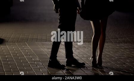 Beine von Mann und Frau auf der Straße zu tanzen, romantische Datum, Love Story Stockfoto
