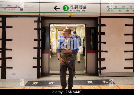 Passagier der Hong Kong Mass Transit Railway steigen am Bahnhof Kowloon in Hongkong Asien aus Stockfoto