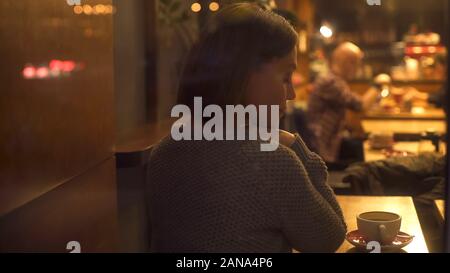 Schüchtern einsame Frau im Cafe sitzen, träumen, persönliches Glück, Melancholie Stockfoto