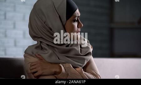 Weinend muslimischen Frauen Holding schmerzlich Hand, leiden unter Mann Gewalt Stockfoto