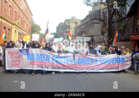 Kolkata, Indien. 16 Jan, 2020. Muslimische Frauen halten Poster und Shout Slogan, der bei einer Kundgebung gegen NRC, NPR und CAA 2019 zu protestieren. (Foto von Ved Prakash/Pacific Press) Quelle: Pacific Press Agency/Alamy leben Nachrichten Stockfoto