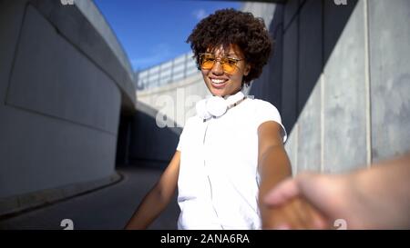 Folgen Sie mir paar, schöne afro-amerikanische Frau an der Kamera suchen, Reisen Stockfoto