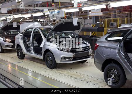 Russland, Izhevsk - Dezember 14, 2019: LADA Automobil Werk Izhevsk, Teil der AVTOVAZ-Gruppe. Die neuen Autos ohne Türen auf der Förderstrecke. Stockfoto