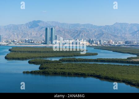 Luftaufnahme von Ras Al Khaimah, Vereinigte Arabische Emirate nördlich von Dubai, bei der Stadt suchen, Hajar Berge - jebal Jais - und die Mangrovenwälder entlang der Co Stockfoto