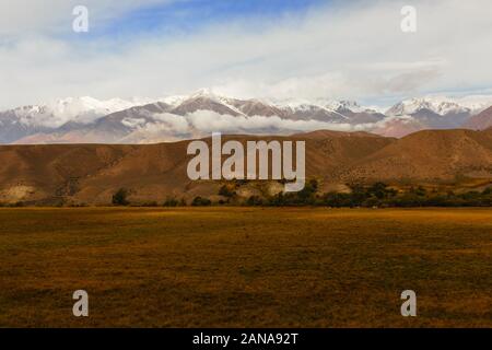 Schnee Berge Landschaft in Zentralasien, Jumgal Bezirk, Kirgisistan Stockfoto