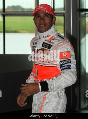 Lewis Hamilton Treffen mit Personal arbeiten bei McLaren in Woking bei ihnen für ihre Hilfe danken die Formel 1 Meisterschaft zu sichern. Stockfoto