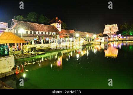 Sree Padmanabhaswamy Temple und lakshadeepam padmatheertham Teich während der Zeremonie, Thiruvananthapuram, Kerala, Indien Stockfoto