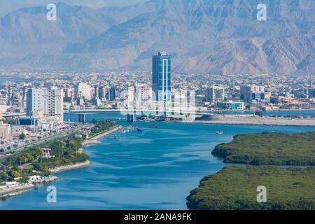 Luftaufnahme von Ras Al Khaimah, Vereinigte Arabische Emirate nördlich von Dubai, bei der Stadt, Brücke suchen, Jebal Jais - und entlang der Corniche. Stockfoto