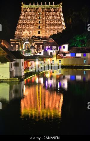 Sree padmanabhaswamy Tempel während lakshadeepam Zeremonie [Beleuchtung mit ein lakh Öllampen]. Dies einmal in sechs Jahren gehalten wird. thiruvananthapuram, Kerala. Stockfoto